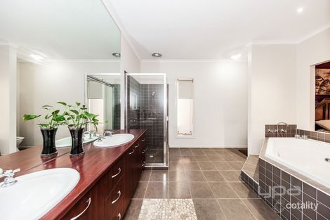 Property photo of 14 Hurlingham Place Caroline Springs VIC 3023