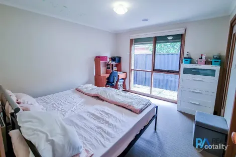 Property photo of 2 Vincent Court Cranbourne North VIC 3977