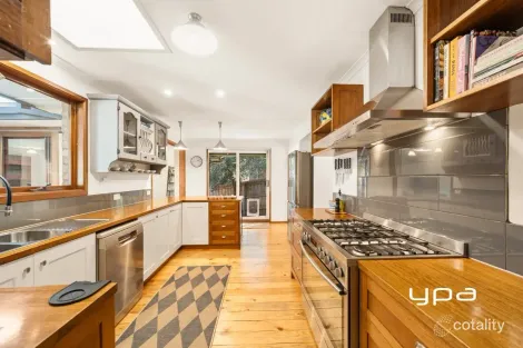 Property photo of 10 McInnes Close Sunbury VIC 3429