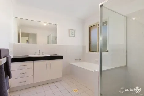 Property photo of 14 Leura Place Helensvale QLD 4212