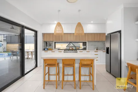 Property photo of 4 Farview Drive Denham Court NSW 2565