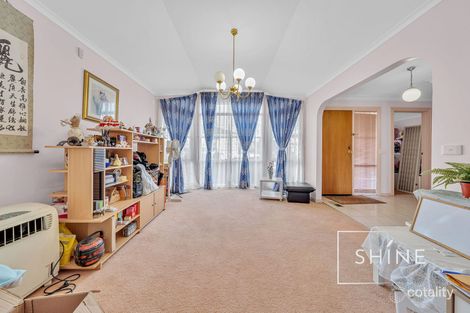 Property photo of 12 Chivell Close Endeavour Hills VIC 3802
