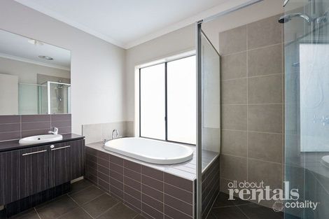 Property photo of 10 Westwood Road Cranbourne East VIC 3977