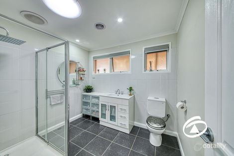 Property photo of 33 Cameron Way Pakenham VIC 3810