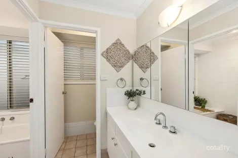 Property photo of 17 Anchorage Circle Summerland Point NSW 2259