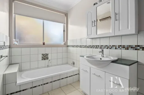 Property photo of 3 Tanner Court Breakwater VIC 3219