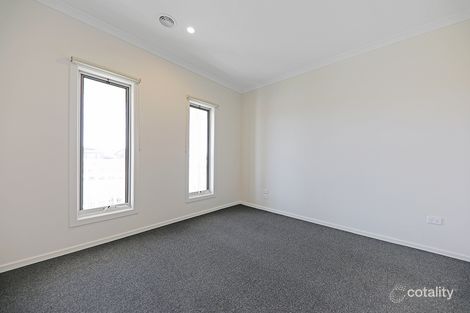 Property photo of 16 Crowlands Circuit Eynesbury VIC 3338