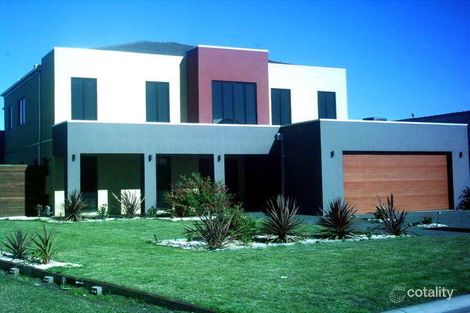 10 Bluegrass Cl, Waterways, VIC 3195