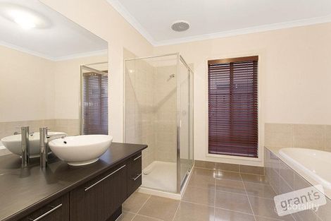 Property photo of 52 Fieldstone Crescent Cranbourne North VIC 3977