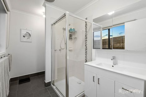 Property photo of 13 Thornbill Circuit Pakenham VIC 3810