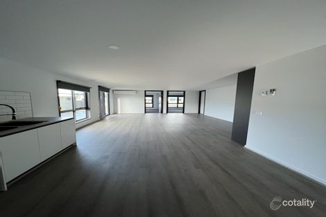 Property photo of 26 Zermatt Loop Pakenham VIC 3810