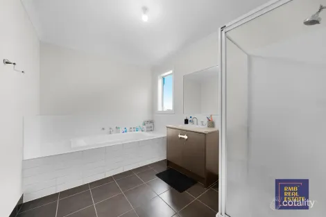 Property photo of 2/32 Parawong Parade Wyndham Vale VIC 3024