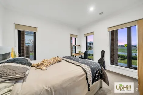 Property photo of 43 Newgrange Boulevard Clyde North VIC 3978