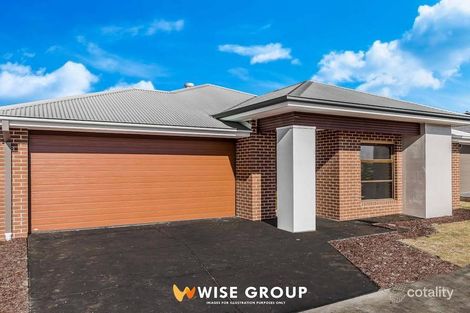 33 Everard Ave, Clyde North, VIC 3978