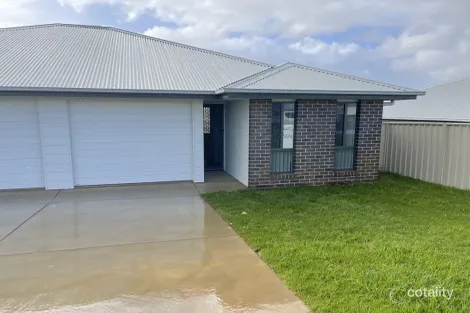 2/1 Wyoming Ave, Gobbagombalin, NSW 2650