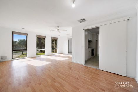 Property photo of 7 Wakeful Place Mill Park VIC 3082