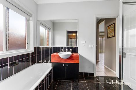 Property photo of 27 Cobaw Circuit Caroline Springs VIC 3023