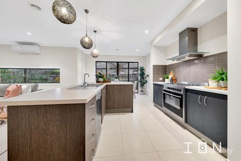 Property photo of 8 Hawkeseye Way Cranbourne East VIC 3977