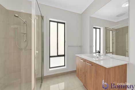 Property photo of 15 Holbrook Crescent Kalkallo VIC 3064