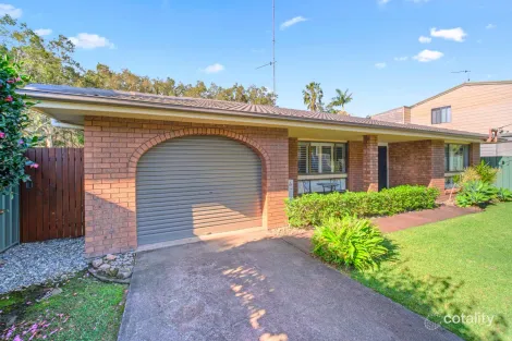 Property photo of 28 Seabreeze Parade Green Point NSW 2428