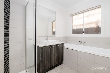 Property photo of 11 Noorat Place Cranbourne North VIC 3977