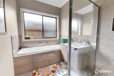 Property photo of 14 Lucinda Lane Cranbourne North VIC 3977