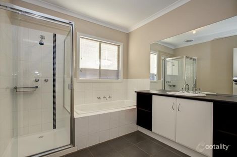 Property photo of 2 Ogle Way Cranbourne North VIC 3977