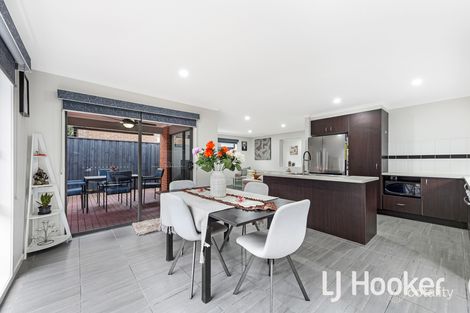 Property photo of 37 Kimberley Grove Pakenham VIC 3810
