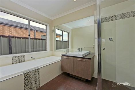 Property photo of 16 Sotiria Way Clyde North VIC 3978