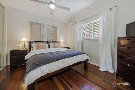 Property photo of 51 Roseneath Parade Wynnum West QLD 4178