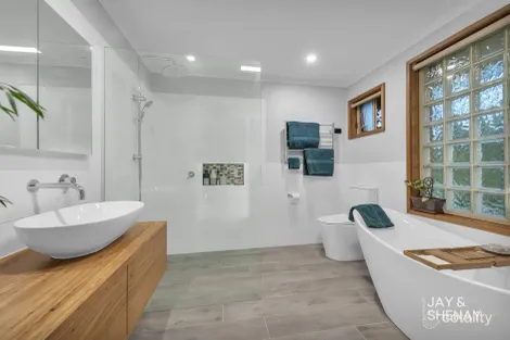 Property photo of 9 Embley Glade Endeavour Hills VIC 3802