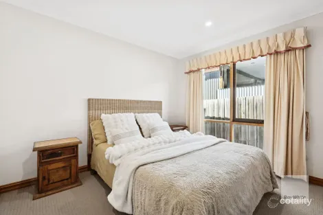 Property photo of 74 Saronvale Crescent Hillside VIC 3037