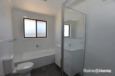 Property photo of 28 William Maker Drive Orange NSW 2800