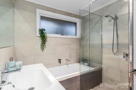 Property photo of 33 Illawara Crescent Bayswater North VIC 3153