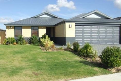28 Lauderdale Rmbl, Carramar, WA 6031