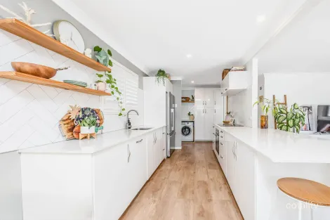 10 Saint Nicholas St, Runaway Bay, QLD 4216