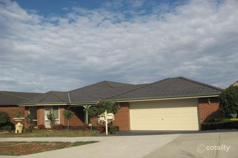 11 Pilgrim Dr, Hillside, VIC 3037