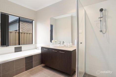 Property photo of 25 Aberfeldie Way Caroline Springs VIC 3023