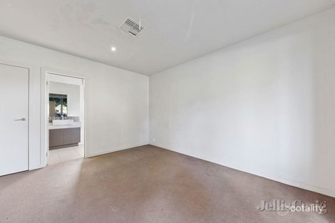 Property photo of 28 Springthorpe Boulevard Macleod VIC 3085