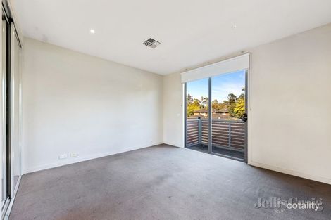 Property photo of 28 Springthorpe Boulevard Macleod VIC 3085