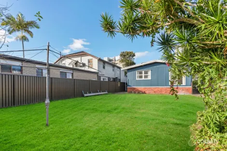 8 Sunshine Pde, Miami, QLD 4220