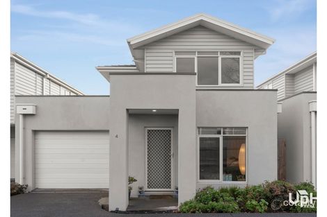 Property photo of 4 Sunnyoaks Lane Hampton Park VIC 3976