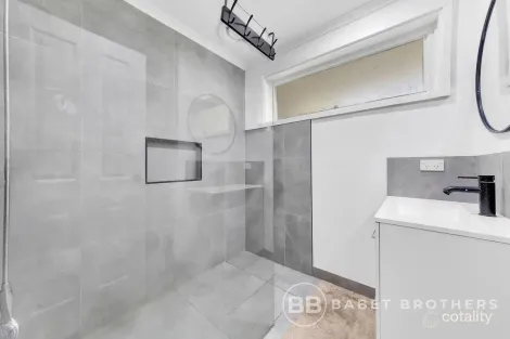 Property photo of 1/9 Monteith Crescent Endeavour Hills VIC 3802