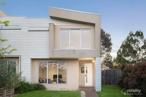 Property photo of 11 Ronneback Walk Cranbourne VIC 3977