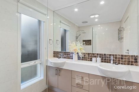 Property photo of 5 Sovereign Manors Crescent Rowville VIC 3178