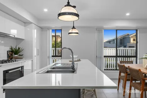4 Viridian Cct, Helensvale, QLD 4212
