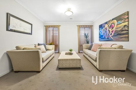 Property photo of 31 Fleuve Rise Clyde North VIC 3978