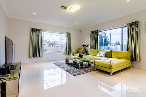 Property photo of 2 Foxhound Grove Cranbourne East VIC 3977