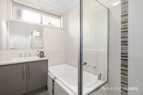 Property photo of 2 Heath Close Mooroolbark VIC 3138