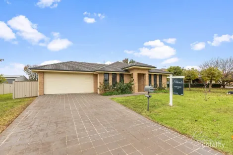 35 Loughan Rd, Junee, NSW 2663
